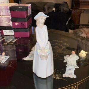 Vintage Princess House Exclusive figurine 8" Girl w Hat Holding Flower Basket